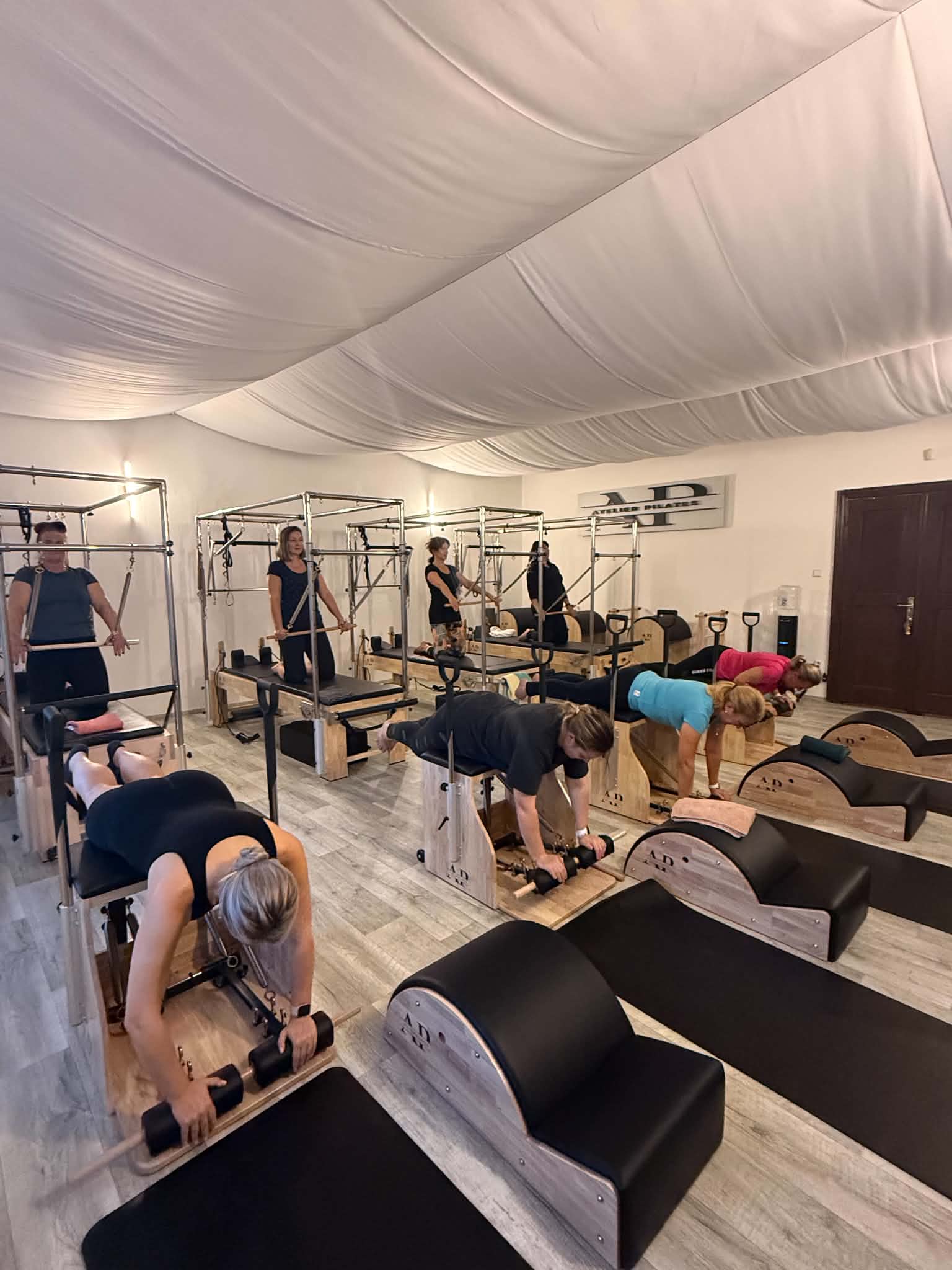 Skupinová lekce na Wunda Chair, Cadillac Reformerech a Spine Correctorech