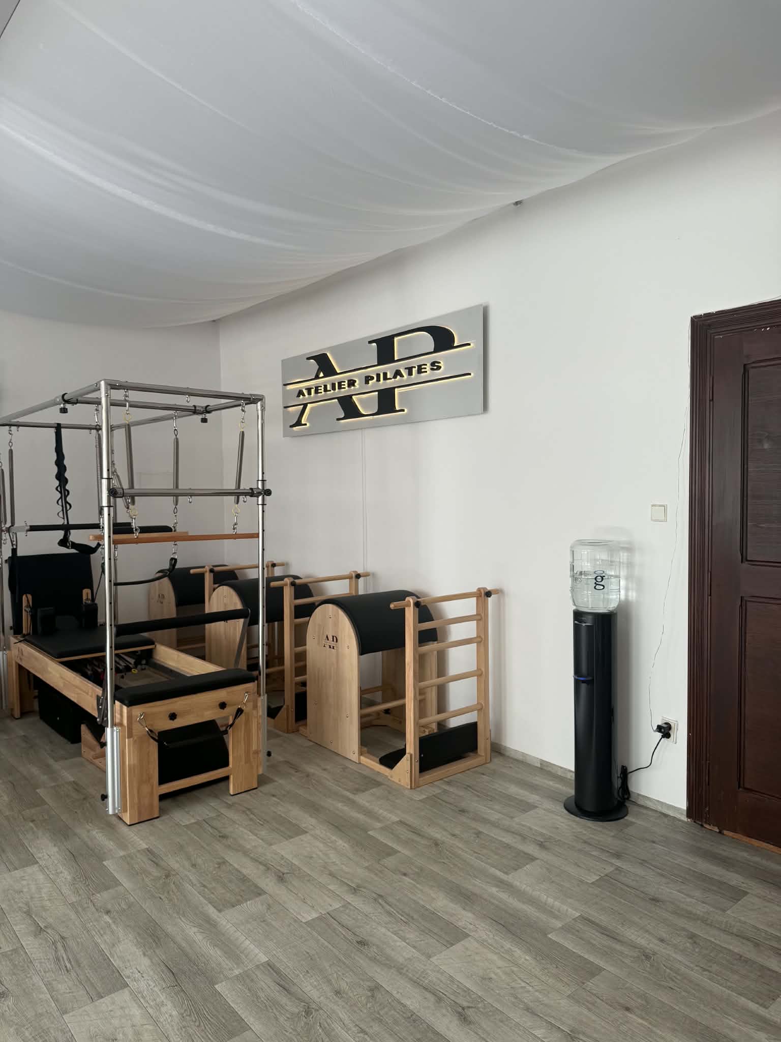 Ladder Barrely a podsvícené logo Ateliér Pilates